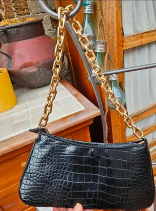 Borsa Zara nera in pelle coccodrillo con catena dorata