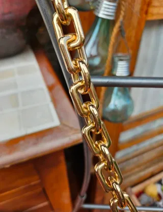 Borsa Zara nera in pelle coccodrillo con catena dorata