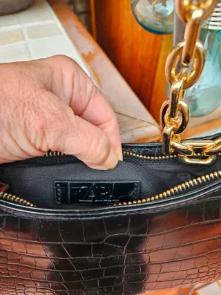 Borsa Zara nera in pelle coccodrillo con catena dorata