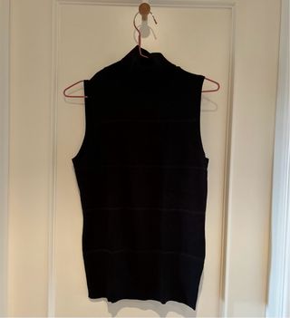 Jersey cuello alto sin mangas negro