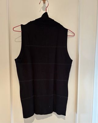 Jersey cuello alto sin mangas negro