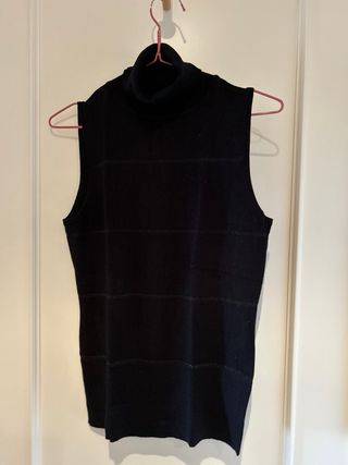 Jersey cuello alto sin mangas negro