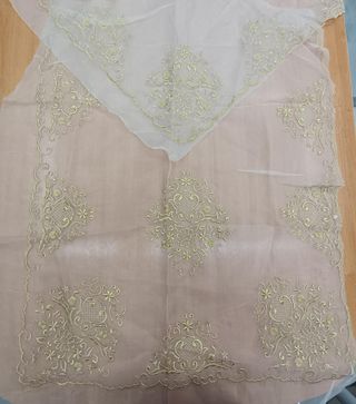 Manteleta fallera seda RECORTE oro sin lent.