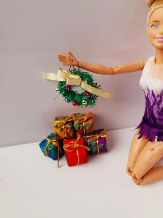 lotto natalizio di corona più regali per Barbie