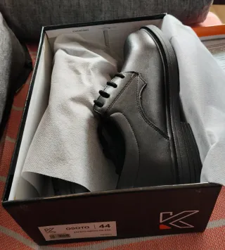 Zapatos negros de vestir sin estrenar.