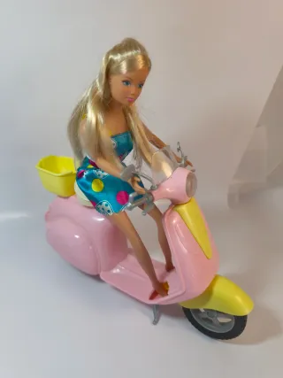 Barbie con Vespa Rosa y Amarilla