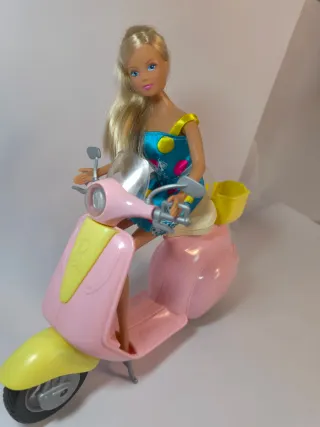 Barbie con Vespa Rosa y Amarilla