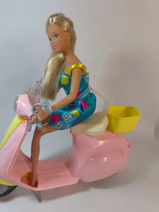 Barbie con Vespa Rosa y Amarilla