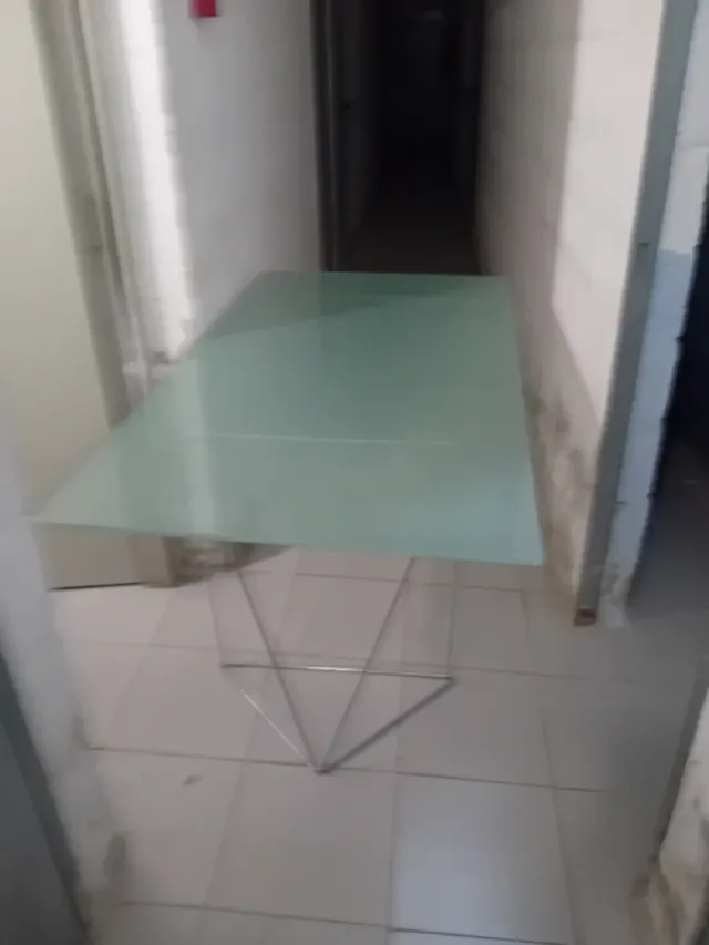 Mesa de cristal y patas  metal