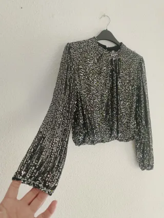 Blusa de lentejuelas negra y multicolor