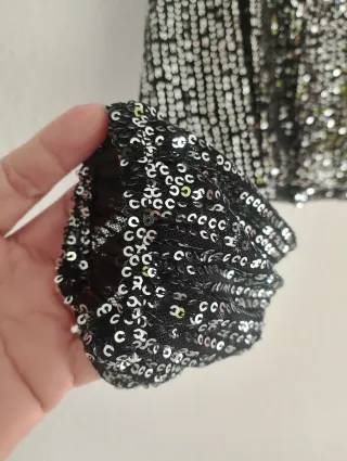 Blusa de lentejuelas negra y multicolor