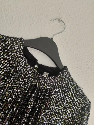 Blusa de lentejuelas negra y multicolor