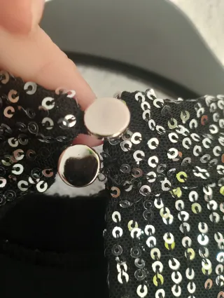 Blusa de lentejuelas negra y multicolor