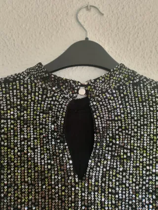 Blusa de lentejuelas negra y multicolor