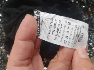 Blusa de lentejuelas negra y multicolor