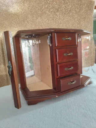 Joyería de madera con cajones y vitrina