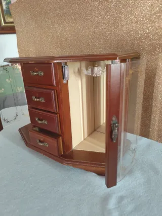 Joyería de madera con cajones y vitrina