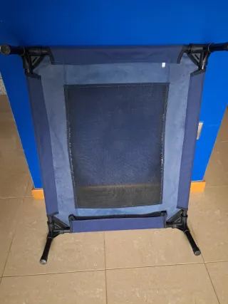 Cama elevada para mascotas azul