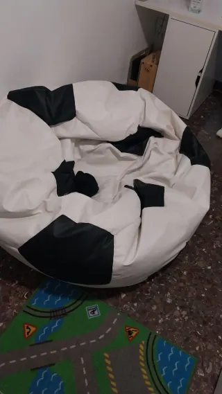 Cama Ikea con cajones y puff de fútbol