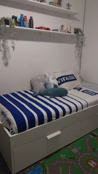 Cama Ikea con cajones y puff de fútbol