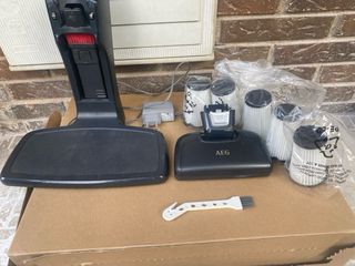 Cargador y filtros aspiradora AEG