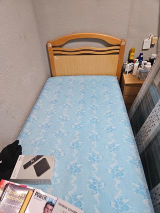Colchón y base de cama de madera