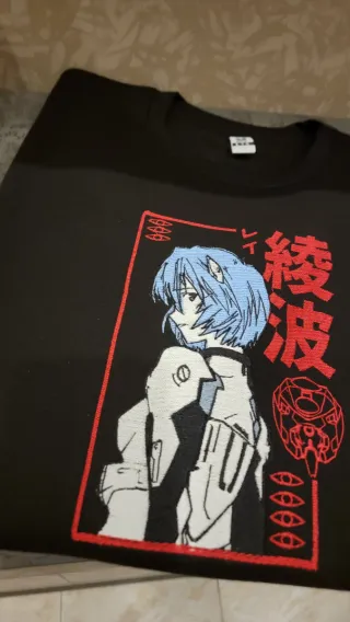 Felpa nera con ricamo di rei evangelion