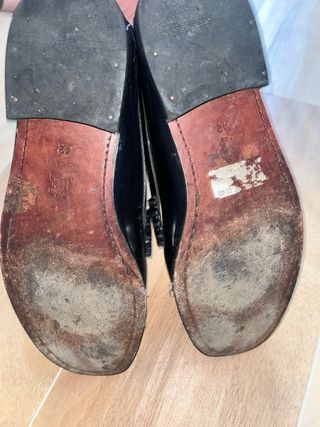 Mocasines de vestir negros para hombre.