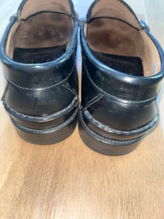 Mocasines de vestir negros para hombre.