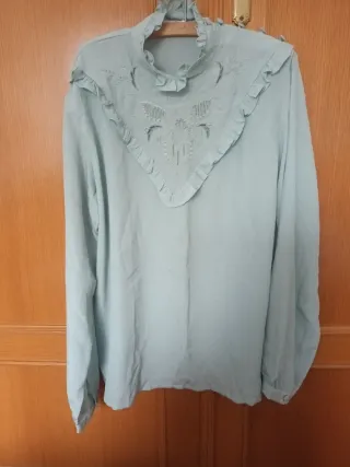 Camisa verde con volantes y bordado