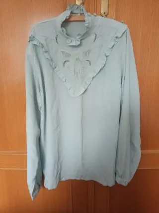 Camisa verde con volantes y bordado