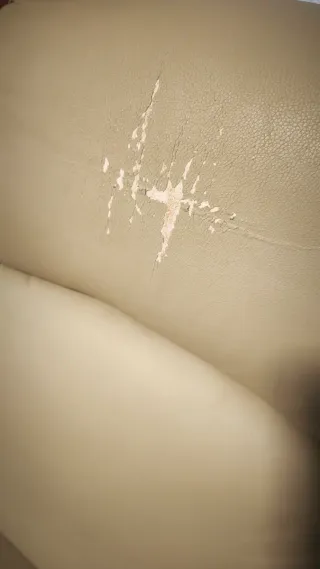 Sillón reclinable piel beige, desgastado