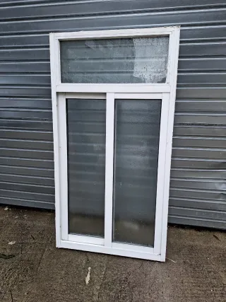 Ventana corredera blanca