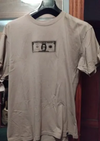Camiseta beige con estampado de billete