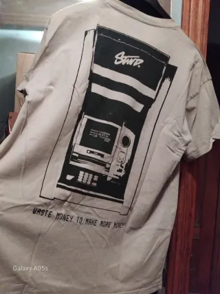 Camiseta beige con estampado de billete