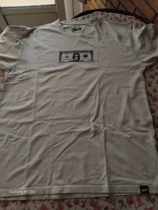 Camiseta beige con estampado de billete