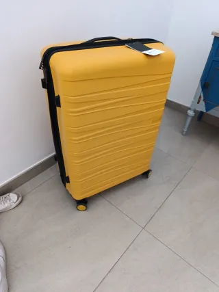 Maleta mostaza con ruedas, grande, Paco Martínez