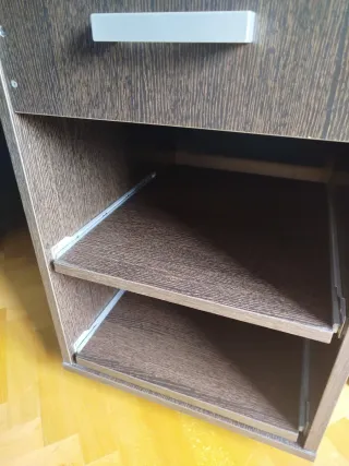 Mesa de oficina y silla negra