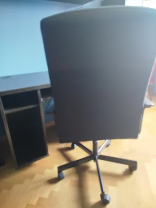 Mesa de oficina y silla negra