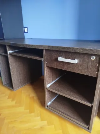 Mesa de oficina y silla negra