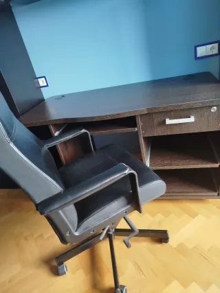 Mesa de oficina y silla negra