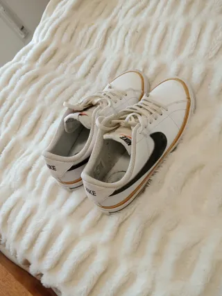 Zapatillas Nike Blancas y Doradas