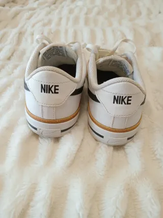 Zapatillas Nike Blancas y Doradas