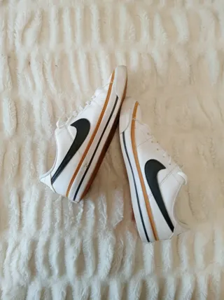 Zapatillas Nike Blancas y Doradas