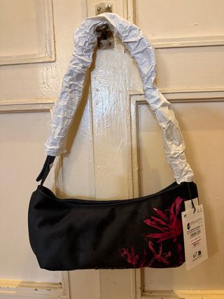 Bolso Desigual negro con flores rosas