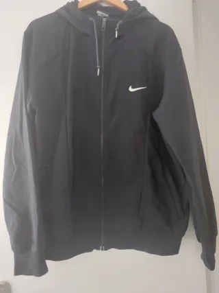 Chaqueta Nike con capucha negra