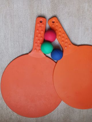 Palas de playa y pelotas de colores