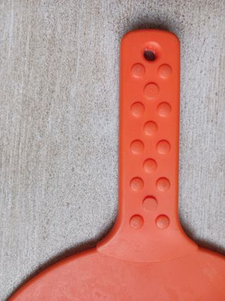 Palas de playa y pelotas de colores