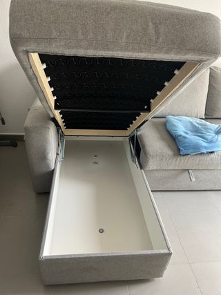 Sofá gris con chaise longue