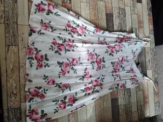 Vestido blanco con rosas rosas